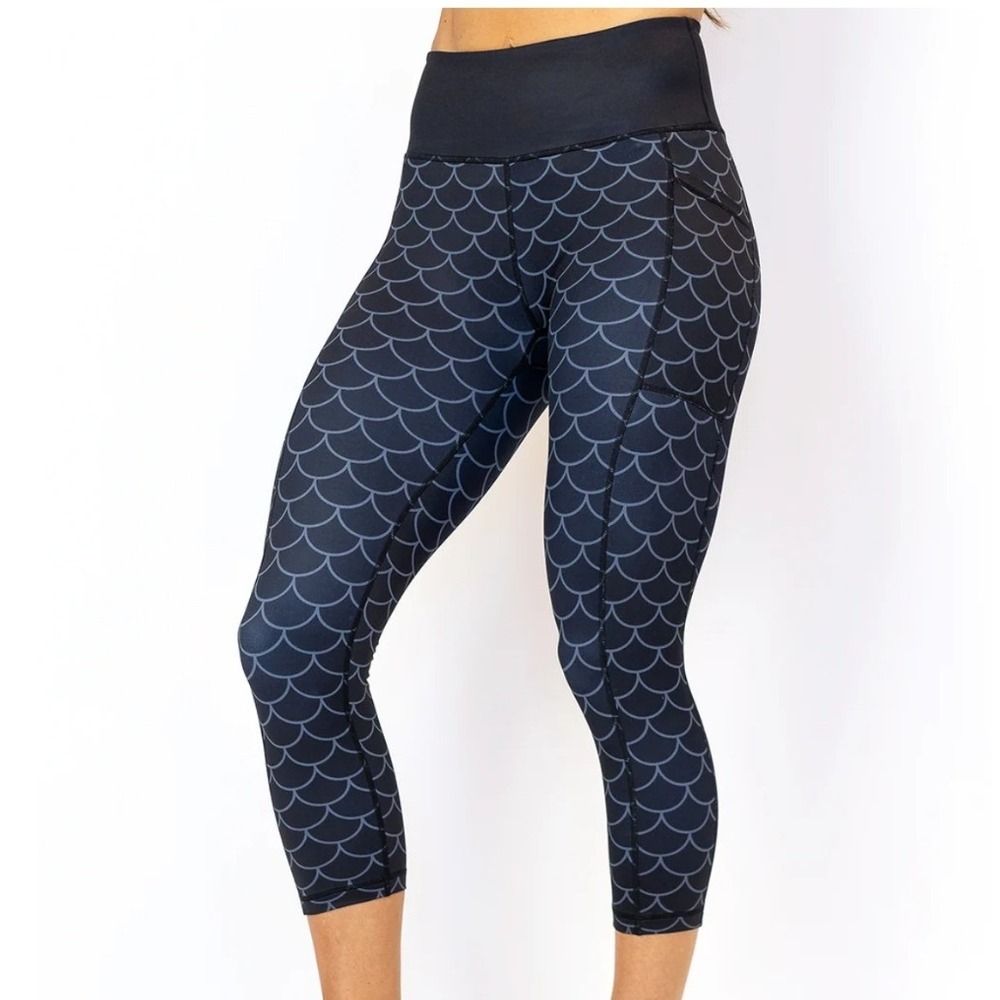 CVG Constantly Varied Gear Women's Dragon Scale Squat Proof Capris Leggings - XL